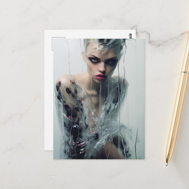 Damklänning i genomskinlig plast bakom ett regnigt vykort (Fram/Back In Situ)