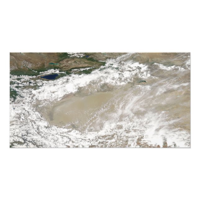 Damm och moln som är huggna över Taklimakan Des Fototryck (Framsidan)