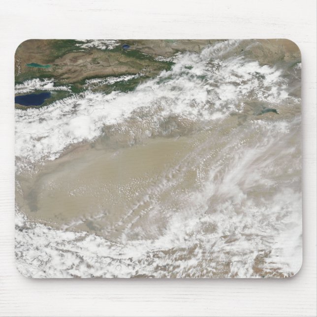 Damm och moln som är huggna över Taklimakan Des Musmatta (Framsidan)