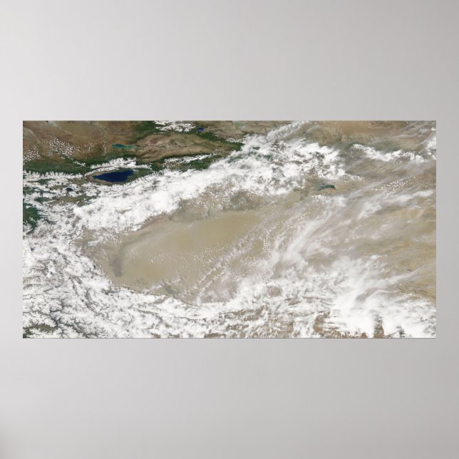 Damm och moln som är huggna över Taklimakan Des Poster (Framsidan)