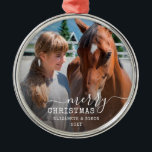 Dammad Personlig för hästfoto runda Ram Julgransprydnad Metall<br><div class="desc">Skapa en personlig runt cirkel med silver metall ram-prydnadsföremål som innehåller ett foto av din häst,  ditt namn och år på en daterad anpassningsbar med "God jul"-meddelande,  perfekt för hästägaren,  älskare eller vaktmästaren eller som en del av en hästtemad gåva.</div>