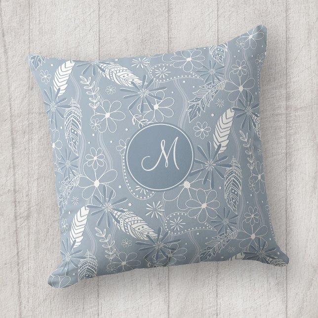 Dammbildande blå boho-fjädrar blommor paislies mon kudde (Boho doodle pattern on dusty blue pillow with custom monogram)