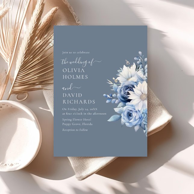 Dammblå Blommig Bröllopsinbjudan Elegant Vänster Inbjudningar (Elegant Dusty Blue Wildflowers Wedding Invitation on a sunny neutral boho table.)