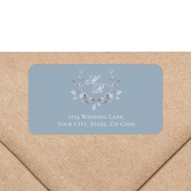 Dammblå Blommig Monogram Bröllopsretur Adressetikett (Dusty blue monogram return address label with soft watercolor greenery wreath)