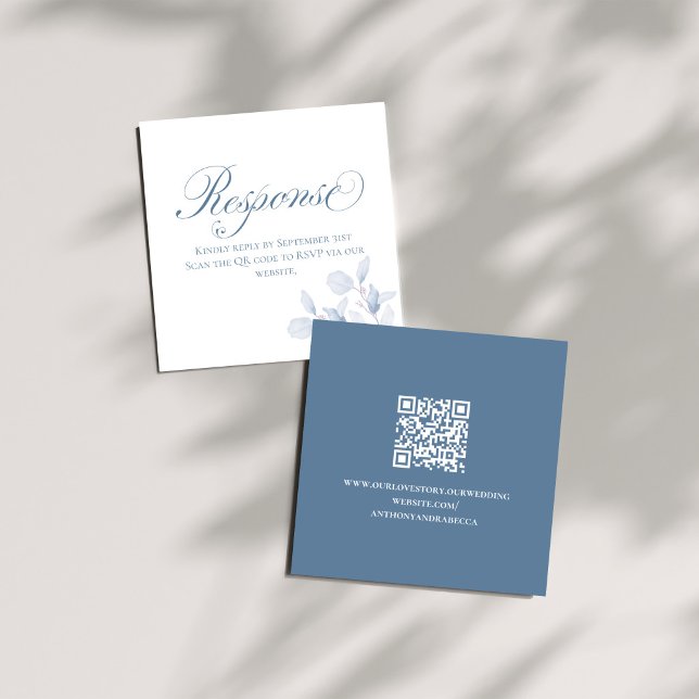 Dammblå Blommig QR Bröllopsinkluderingkort Tilläggskort (Square dusty blue wedding RSVP card set with QR code and soft shadow styling)