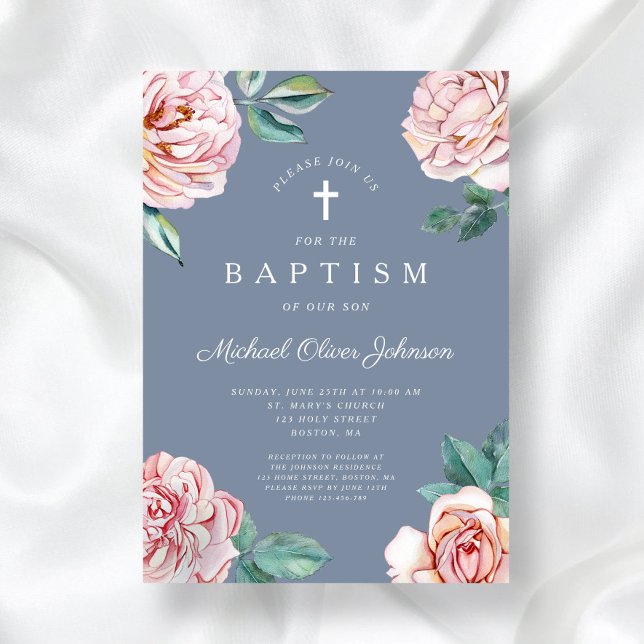 Dammblå Blommig Religiös Kors Pojke Dop Inbjudningar (Dusty Blue Floral Religious Cross Boy Baptism Invitation)