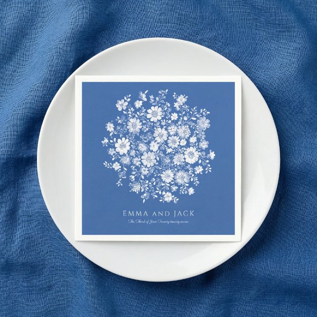 Dammblå blomsterbukett Bröllop namn och datum Pappersservett (Dusty Blue Floral Bouquet Wedding names and date Napkins)