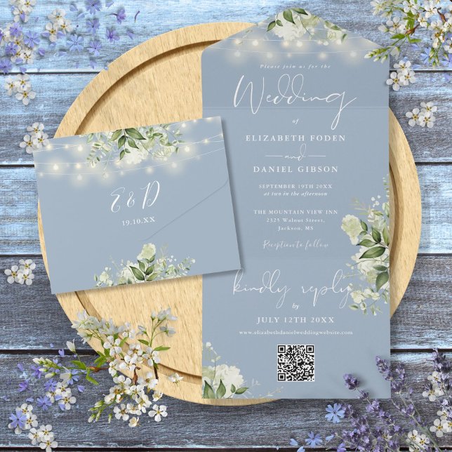 Dammblå blomstersträngljus QR-kod bröllop (Dusty Blue Floral String Lights QR Code Wedding All In One Invitation)