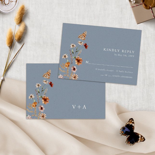 Dammblå Boho Blommig OSA Kort (Dusty Blue Boho Floral RSVP Card with Butterfly Monogram by Painted Paperie
)