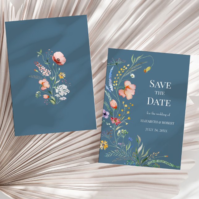Dammblå Boho Vildblommor Spara Datum-kort Inbjudningar (Dusty Blue Boho Wildflowers Save The Date Card on a sunny neutral dry palm leaf.)