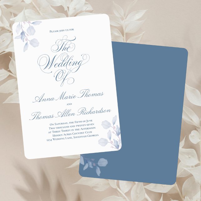 Dammblå Botanisk Elegant Bröllop Med Minimal Styli Inbjudningar (Dusty blue “The Wedding Of” invitation with soft florals and elegant calligraphy script.)