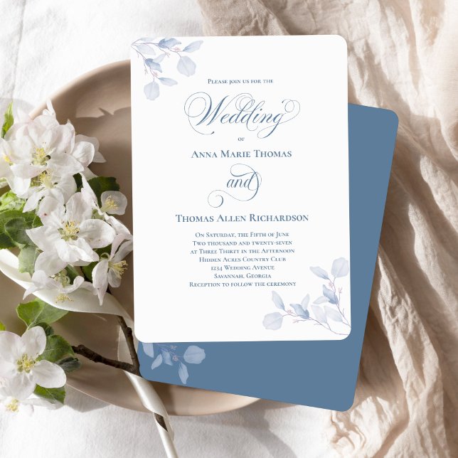 Dammblå Botanisk Elegant Skript Bröllopsinbjudan Inbjudningar (Elegant dusty blue floral wedding invite styled with white blossoms and soft linen)