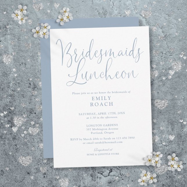 Dammblå elegant skript brudtärnor luncheon inbjudningar (Dusty Blue Elegant Script Bridesmaids Luncheon Invitation)