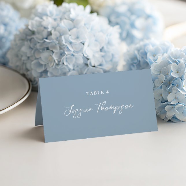 Dammblå Enkel Skrift Elegant Bröllop Placeringskort (Elegant and simple typography on a beautiful dusty blue background)