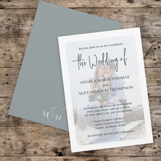 Dammblå fotoöverlagring Modern bröllopsinbjudan Inbjudningar (Dusty blue wedding invitation with elegant photo overlay and modern typography)