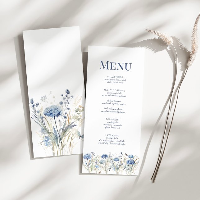 Dammblå Hortensia Vildblomma Bröllopsmeny Meny (French Blue Wildflower Meadow Wedding Menu Card on a sunny white table.)