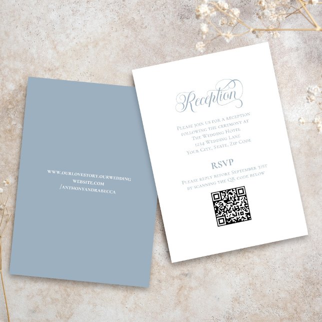 Dammblå kalligrafi bröllops QR-kod RSVP Tilläggskort (Elegant dusty blue QR code RSVP card with modern calligraphy wedding design)