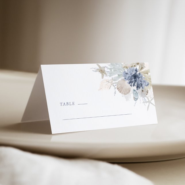 Dammblå kustsnäckahyllningskort för bröllop placeringskort (Dusty blue coastal shell wedding place card mockup with watercolor seashells and starfish)