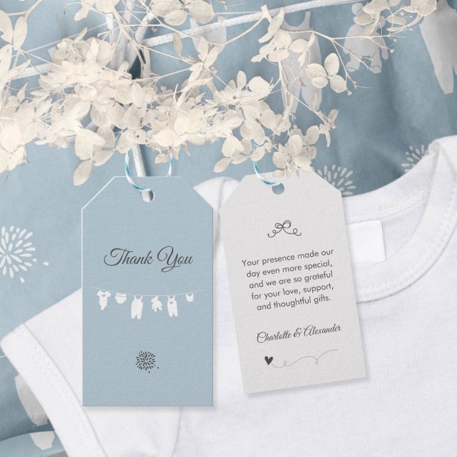 Dammblå Minimalistisk Pojkbarnsbad Presentetikett (Dusty Blue Minimalist Baby Boy Shower Gift Tags ©Susanne Sachers - Sunny Mind 🌞)