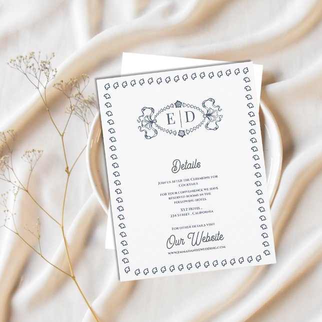 Dammblå Monogram-kröningsdetaljer för bröllop Tilläggskort (Dusty Blue Monogram Crest Wedding Details Card | Vintage Classic Formal Reception Insert)