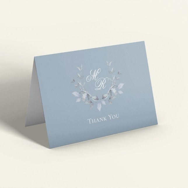 Dammblå Monogram Skrift Bröllop Tack Kort (Dusty blue horizontal wedding thank you card with elegant monogram and soft botanical wreath)