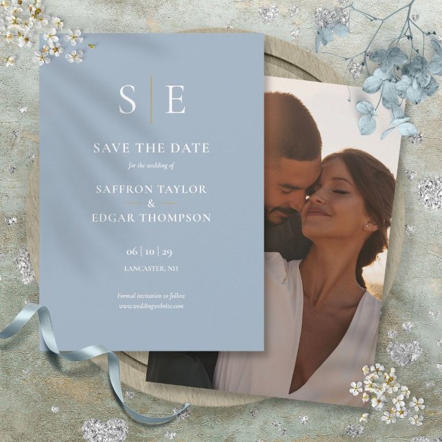 Dammblå och guldmonogram fotobryllop spara datumet (Dusty Blue And Gold Monogram Photo Wedding Save The Date)