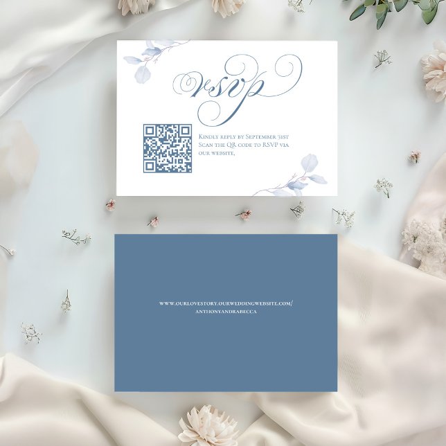 Dammblå Script QR-kod Bröllop RSVP-kort OSA Kort (Dusty blue calligraphy RSVP card with QR code and soft floral accents)
