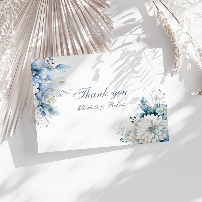 Dammblå Vildblomma Bröllop Tacksamhetskort Tack Kort (Dusty Blue Wildflower Wedding Thank You Card on a sunny table with white botanical decoration)