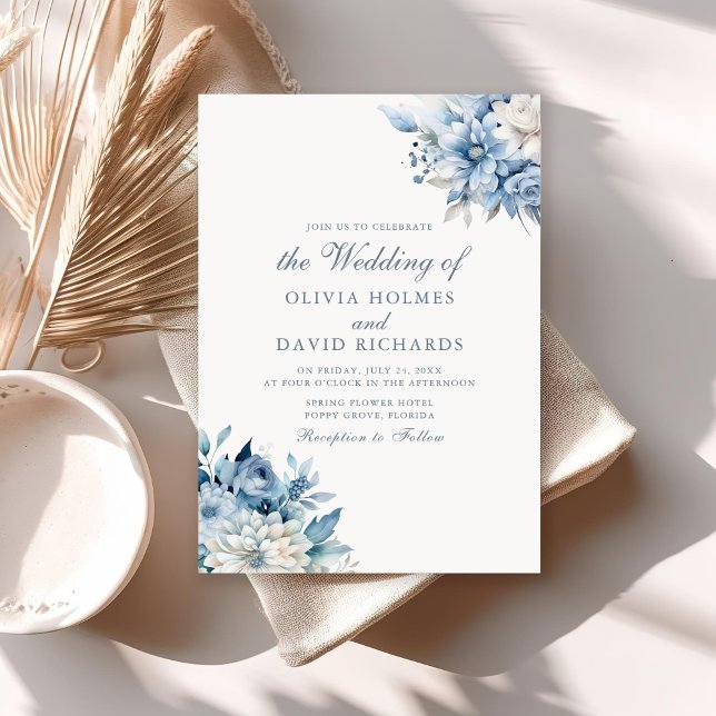 Dammblå Vildblomma Bröllopsinbjudan Inbjudningar (Modern Dusty Blue and White Flowers Wedding Invitation on a sunny neutral boho table.)