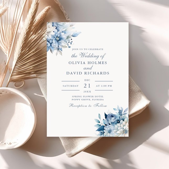 Dammblå Vildblomma Bröllopsinbjudan Kort (Modern Elegant Dusty Blue Wildflowers Wedding Invitation on a sunny neutral boho table.)