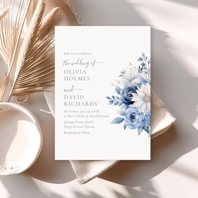 Dammblå vildblomma bröllopskort inbjudningar (Elegant Dusty Blue Wildflowers Wedding Invitation on a sunny neutral boho table.)