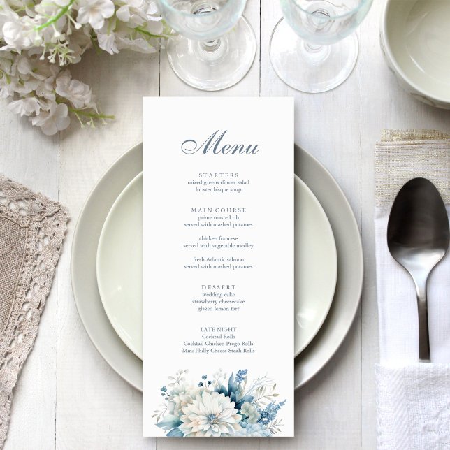 Dammblå Vildblomma Bröllopsmeny Kort (Modern Dusty Blue Wildflowers Wedding Menu on a white and silver wedding table.)