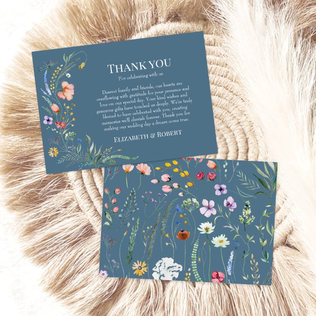 Dammblå Vildblommeäng Bröllop Tack Kort (Dusty Blue Wildflower Meadow Wedding Thank You Card on a sunny white table with boho decor.)