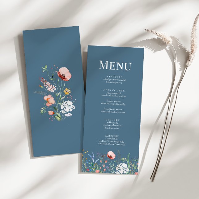 Dammblå Vildblommeäng Bröllopsmeny Kort (Dusty Blue Wildflower Meadow Wedding Menu Card on a sunny white table.)