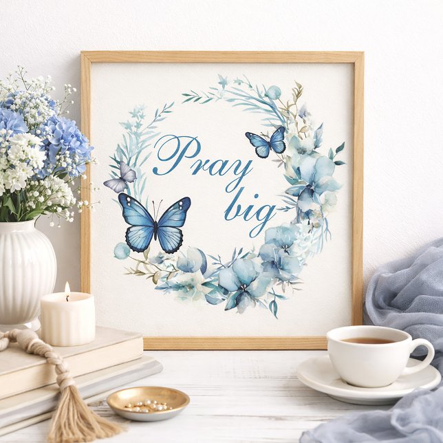 Dammblå vit blomster- 'Be om stort' heminredning Poster (Dusty blue floral and navy blue butterflies Christian "Pray Big" poster/wall art)