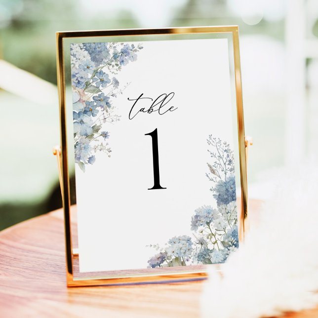 Dammblått akvarell blomstermotiv bordsnummer (Dusty blue floral watercolor table number sign for wedding reception, hydrangea design in gold frame)