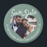 Dammgrönt foto modernt manus spara datumet magnet<br><div class="desc">Dammtig grön modern fotoscript spara datum-magnet med ett hjärtformat foto-fönster, dämpad grön bakgrund och handskriven script-text i vitt. Denna design visar ert förlovningsfoto samtidigt som den tydligt presenterar datum och plats för bröllopet i en lugn, organisk färgpalett som passar en mängd olika bröllopsstilar. Perfekt för bröllop, utomhusfirande, destinationsevenemang eller förnyelse...</div>