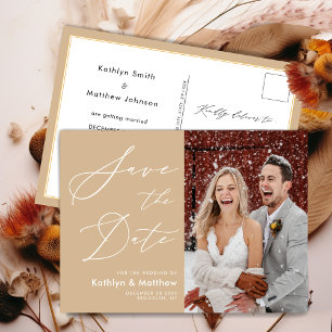 Dammig Beige Elegant Script Bröllop Spara Datum Meddelande Vykort