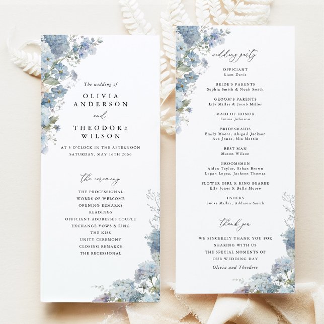 Dammig Blå Akvarell Blommig Bröllopsceremoni Program (Dusty blue watercolor floral wedding ceremony program, elegant classic day-of stationery flat lay)