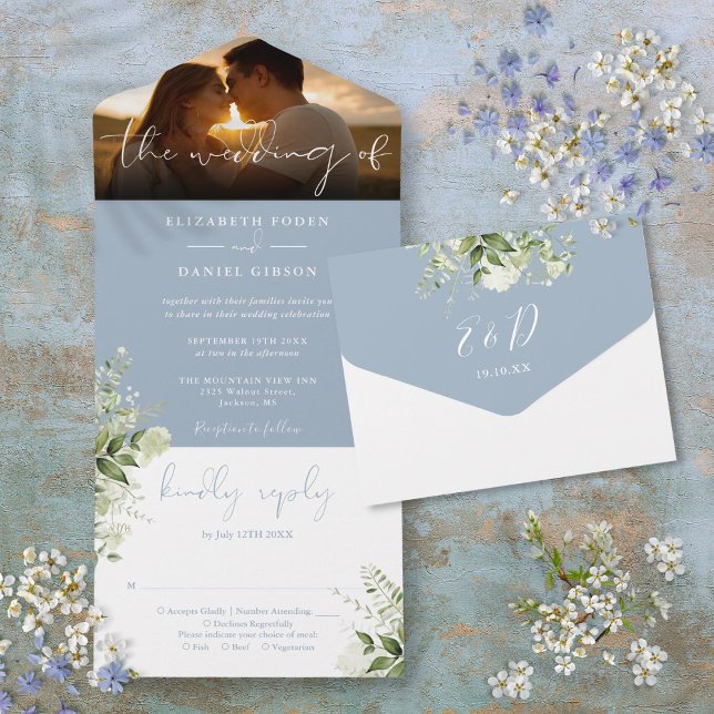 Dammig blå blomstergrönska bröllopsfoto (Dusty Blue Floral Greenery Wedding Photo All In One Invitation)
