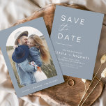 Dammig blå boho spara datum foto minimalistisk datumet<br><div class="desc">Bröllop Boho spara datum-kort som har ett foto på framsidan. Spara datum-korten innehåller en modern handskriven kursiv typsnitts typografi som är elegant,  enkel och modern att använda efter din minimalistiska enkla bröllopsdag firande.</div>