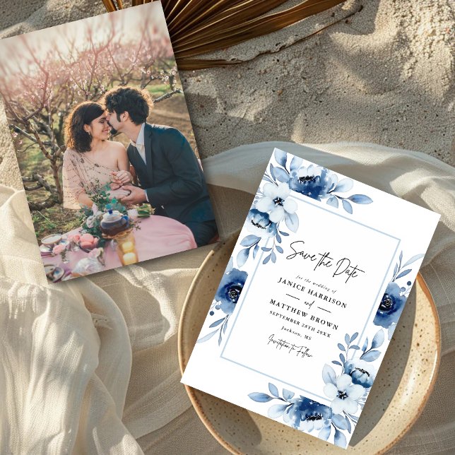 Dammig blå champagne elfenbensfärgad blom- foto br spara datumet (Dusty blue floral photo save the date shares your love story with soft elegant style)