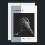 Dammig blå elegant foto Spara datum inbjudan<br><div class="desc">Dessa minimalistiska och eleganta bröllopsinbjudningar för att spara datum har modern svart text på en dammig blå och vit bakgrund,  med ditt personliga foto. En enkel och stilren look,  med en romantisk illustration på baksidan.</div>