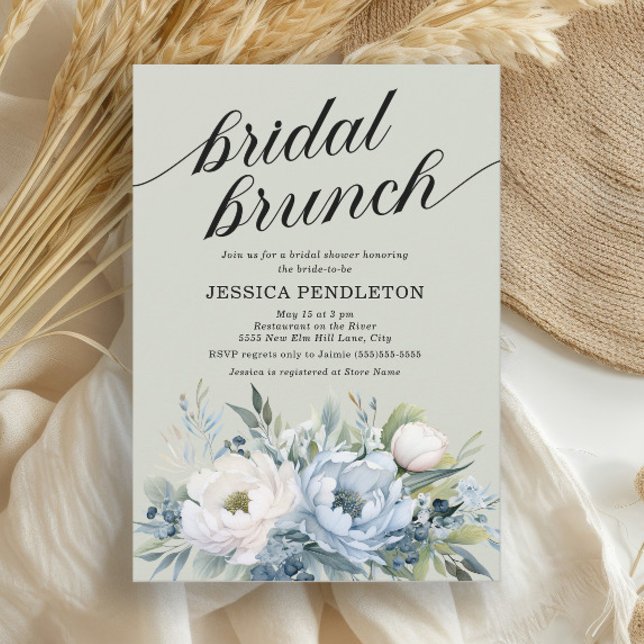 Dammig blå elfenbensfärgad blomster- och salvia gr inbjudningar (Dusty blue and white watercolor floral bridal brunch/shower invitation)