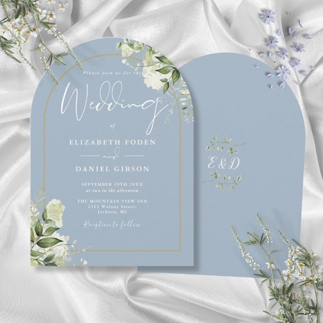 Dammig blå grönska guld båge monogram bröllop inbjudningar (Dusty Blue Greenery Gold Arch Monogram Wedding Invitation)