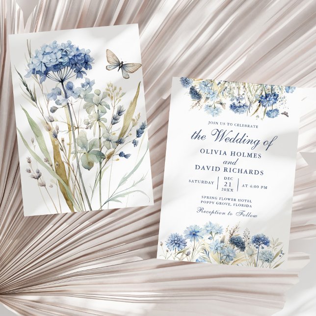 Dammig blå hortensia vildblomma bröllopsinbjudan inbjudningar (Boho French Blue Wildflower Meadow Wedding Invite on a sunny dry palm leaf.)