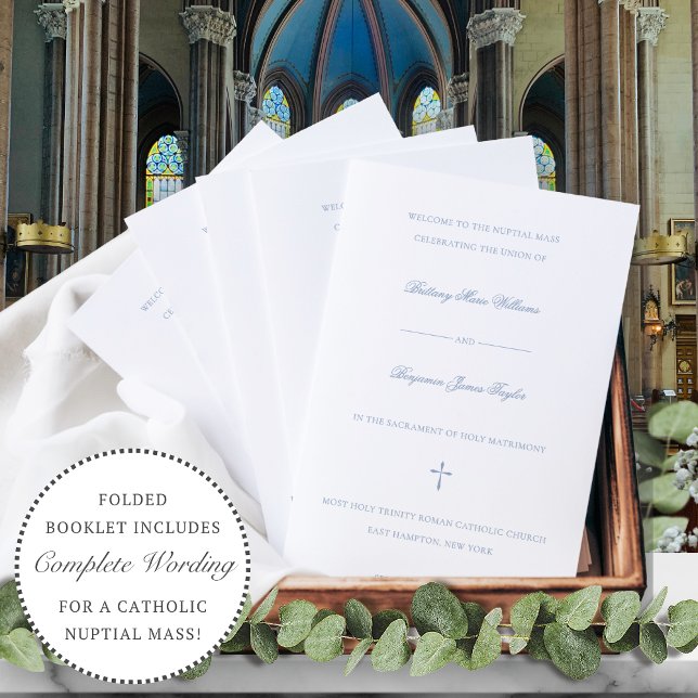 Dammig blå katolsk vigselmässa ceremoniprogram (Dusty blue Catholic wedding mass program with elegant calligraphy script.)