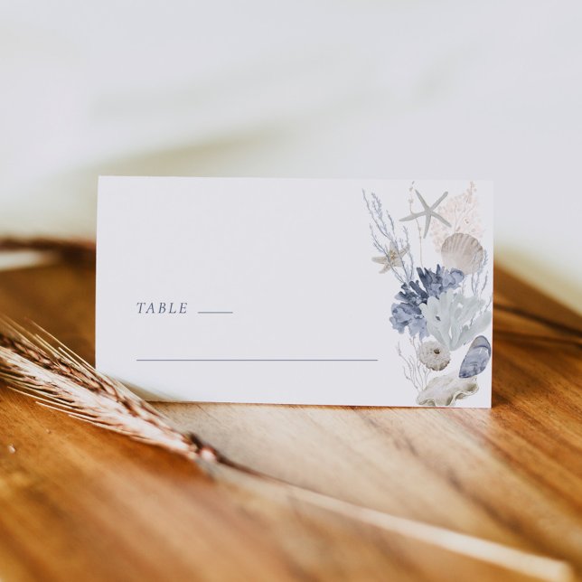 Dammig blå kustsnäckahyllningskort för brölloppsbo placeringskort (Dusty blue coastal shell wedding place card tent mockup with seashells and starfish)
