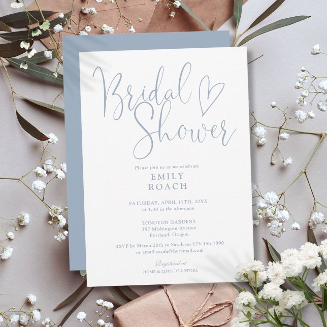 Dammig blå modern elegant bröllopsdusch i skrivsti inbjudningar (Dusty Blue Modern Elegant Script Bridal Shower Invitation)