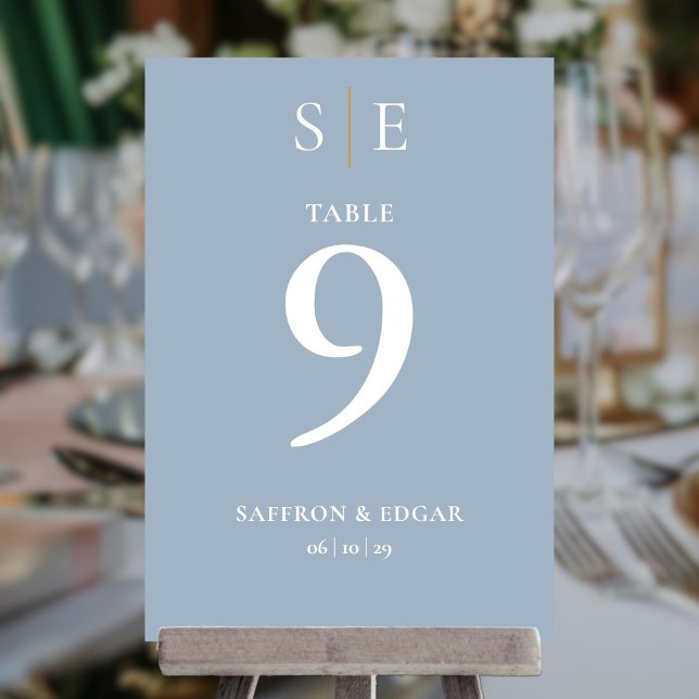 Dammig blå och guldmonogram bröllopsbord nummer  inbjudningar (Dusty Blue And Gold Monogram Wedding Table Number)